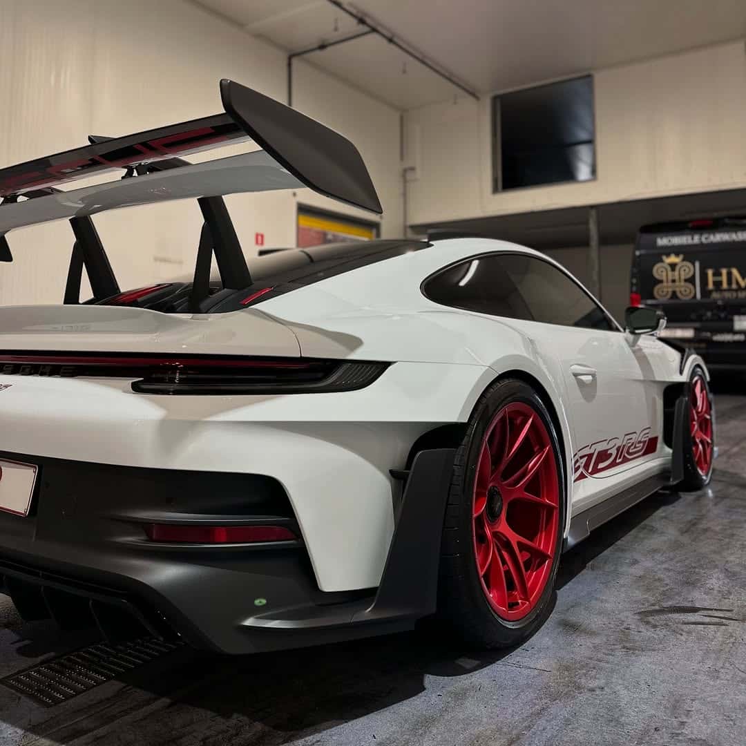 Deze brute Porsche 911 GT3 RS kreeg bij ons een exterieur premium reiniging. 🧼💪Vuil eraf, glan (1)