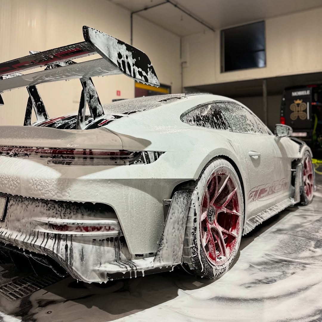 Deze brute Porsche 911 GT3 RS kreeg bij ons een exterieur premium reiniging. 🧼💪Vuil eraf, glan